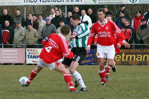 Sc. Genemuiden - Harkemase Boys match winnaar Klaas Johan Knevelman is Marc Hegeman te slim af (Foto Helmich Lubberts)